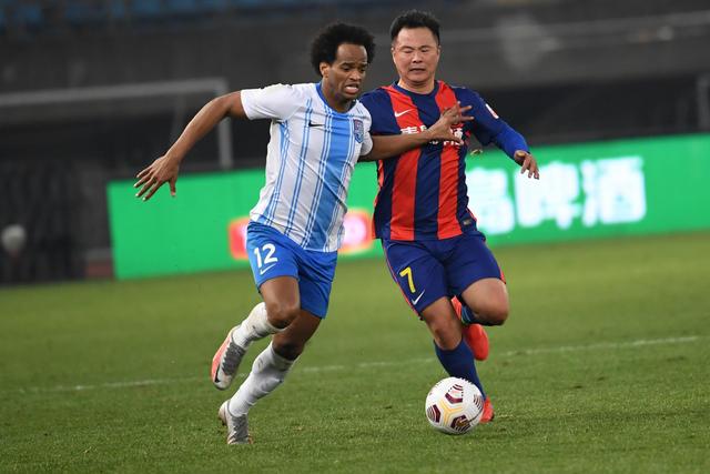 王哲林35+16上海胜同曦 贺希宁31分深圳胜北控